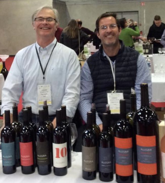 Thomas Jammers et Ghislain d'Aboville derrière les vins du Domaine Allegria